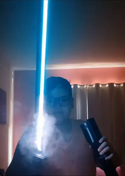 Cliente com a katana de lâmina LED azul acesa e fumaça saindo