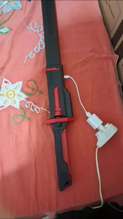 Katana carregando na tomada pelo cabo USB-C incluso