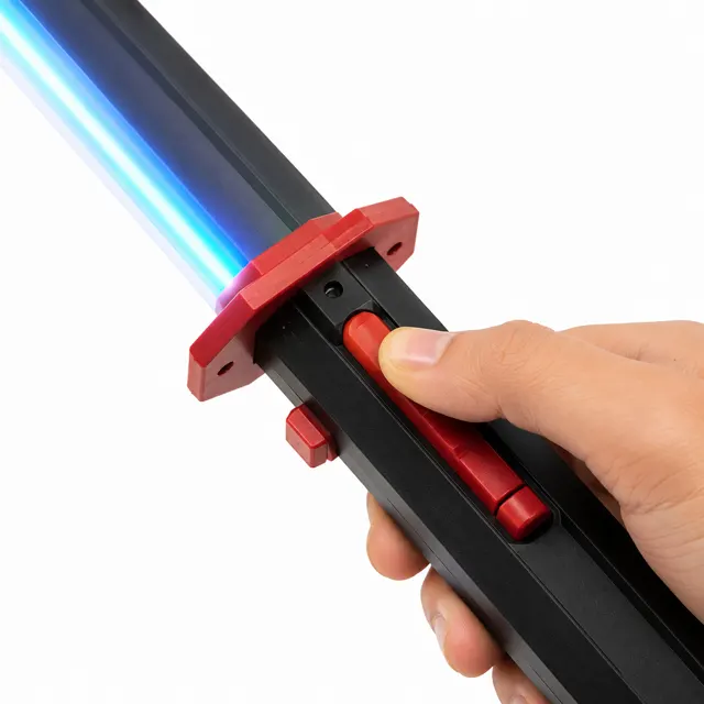Dedo pressionando o botão vermelho da katana com a lâmina LED acesa
